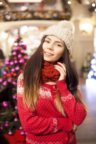 Mladá dívka v obchoďáku před Vánocemi — Stock fotografie