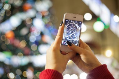 Çekim süslenen parlak Noel ağacı