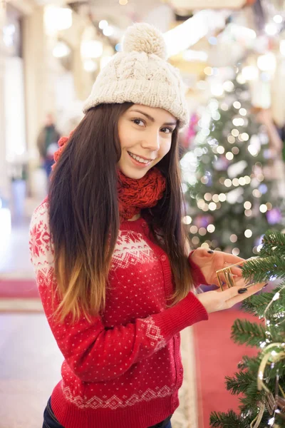 Рождественские украшения заставляют ее улыбаться — стоковое фото
