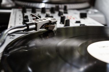 Bir vinil kayıt iğne