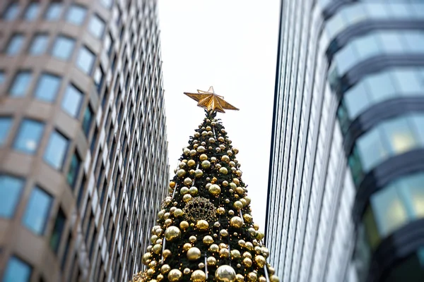 Gedecoreerde kerstboom — Stockfoto