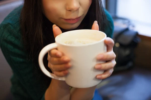 Young brunette girl drinking coffee — Stock Photo, Image