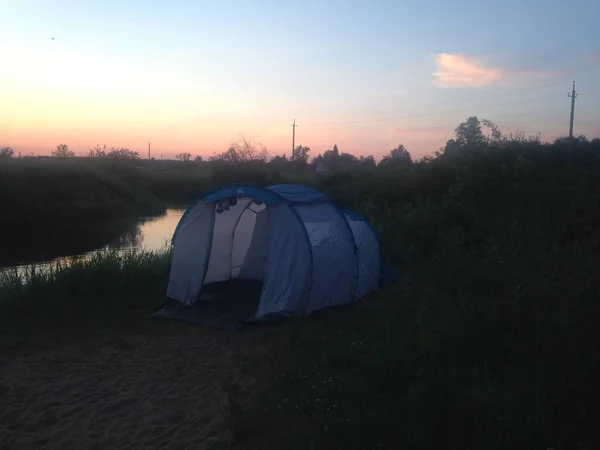テントや湖と夏の夜の屋外風景 — ストック写真