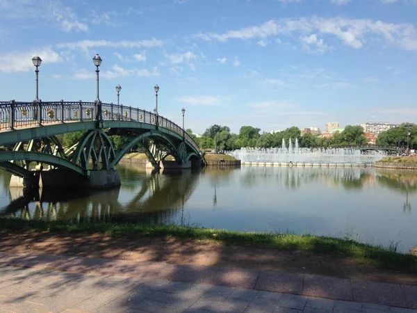 Beau Paysage Dans Parc Avec Lac Pont Moscou Russie — Photo