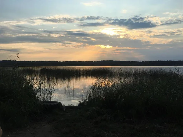 Вечірній Пейзаж Озером Небом Хмарами — стокове фото