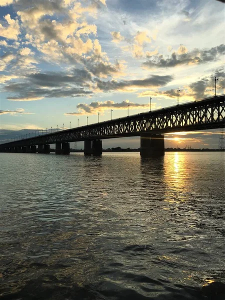 美丽的风景 夕阳西下有桥 有天空 — 图库照片