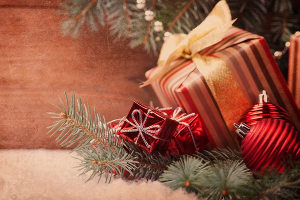 Regali di Natale su sfondo di legno — Foto Stock