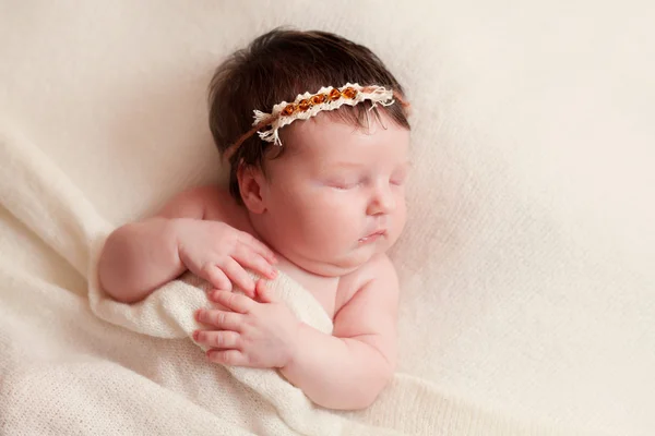 Retrato de sono bebê recém-nascido menina — Fotografia de Stock