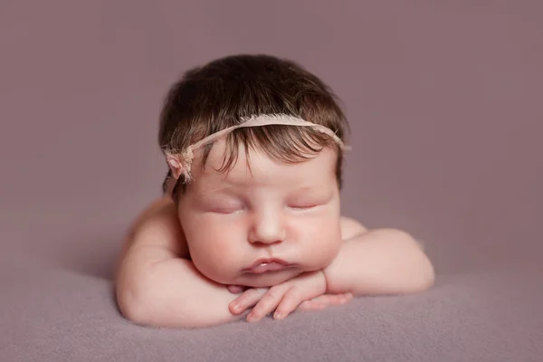 Portret van slapende pasgeboren babymeisje — Stockfoto