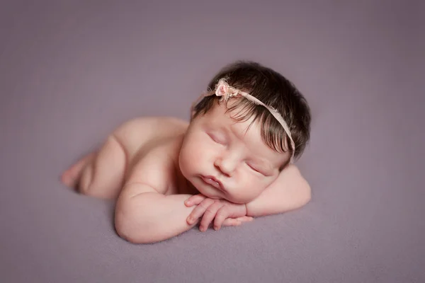 寝ている生まれたばかりの赤ちゃんの女の子の肖像画 — ストック写真