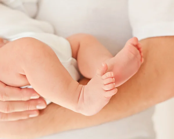 Primo piano dei piedi del bambino — Foto Stock