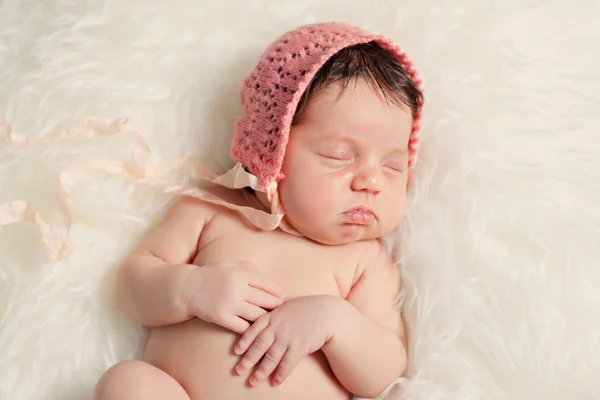 Neugeborenes Baby Mädchen auf Fell Hintergrund — Stockfoto