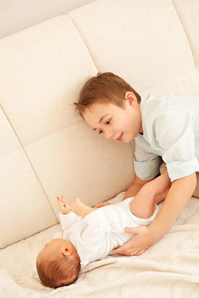 First acquaintance to the newborn sister — Stock Photo, Image