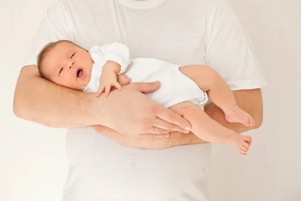 Pequeno bebê nas mãos do pai — Fotografia de Stock