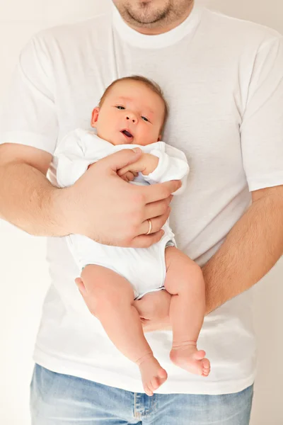 Pequeño bebé en las manos del padre — Foto de Stock