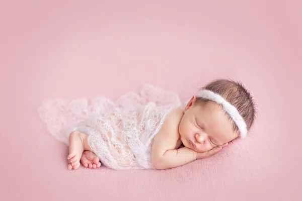 Menina recém-nascido posando no fundo rosa — Fotografia de Stock