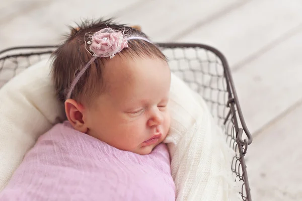 Bebé recién nacido niña — Foto de Stock