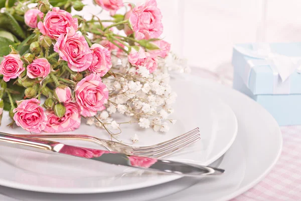 春の新鮮なバラのテーブルの設定 ロイヤリティフリーのストック写真