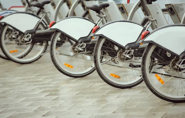 Linha Aluguel Bicicletas Uma Rua Dias Chuvosos — Fotografia de Stock