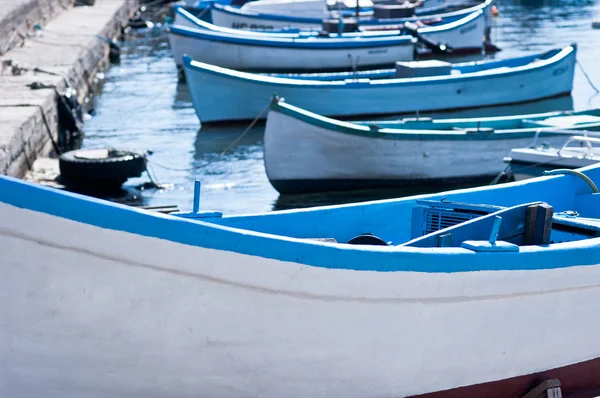 Fischerboote in einer kleinen europäischen Stadt — Stockfoto