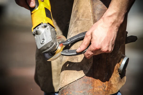 Blacksmith making horseshoes — Stock Photo, Image