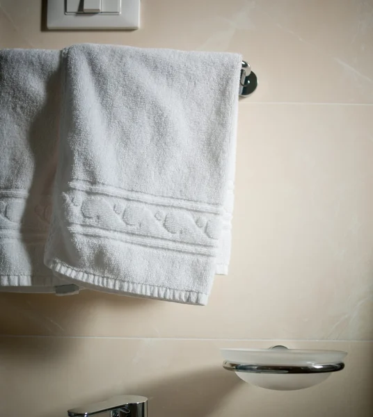 Bathroom Towel - white towel and soap-dish — Stock Photo, Image