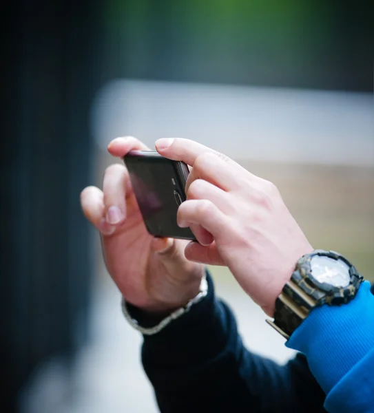 Mãos homem tirar foto com telefone inteligente — Fotografia de Stock