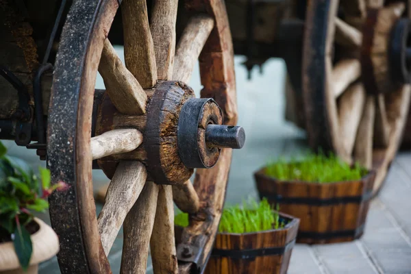 Wheel of an old wooden cart as a decorative element — Stock Photo, Image