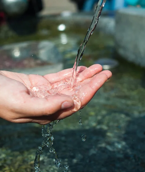 Agua corriendo al brazo femenino abierto — Foto de Stock