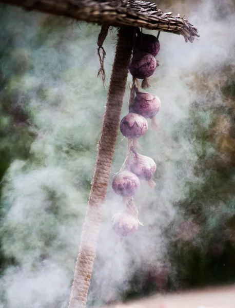Vapor e cebola na loja de milho quente ao ar livre — Fotografia de Stock