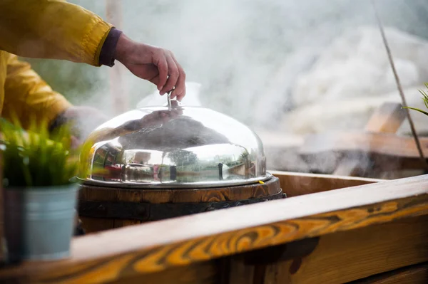 Street food in the city - shopkeeper is covering a pot of steami — Stock Photo, Image