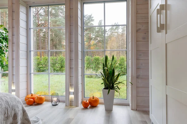 Светлый интерьер студии с большим окном, высоким потолком, белым деревянным полом — стоковое фото