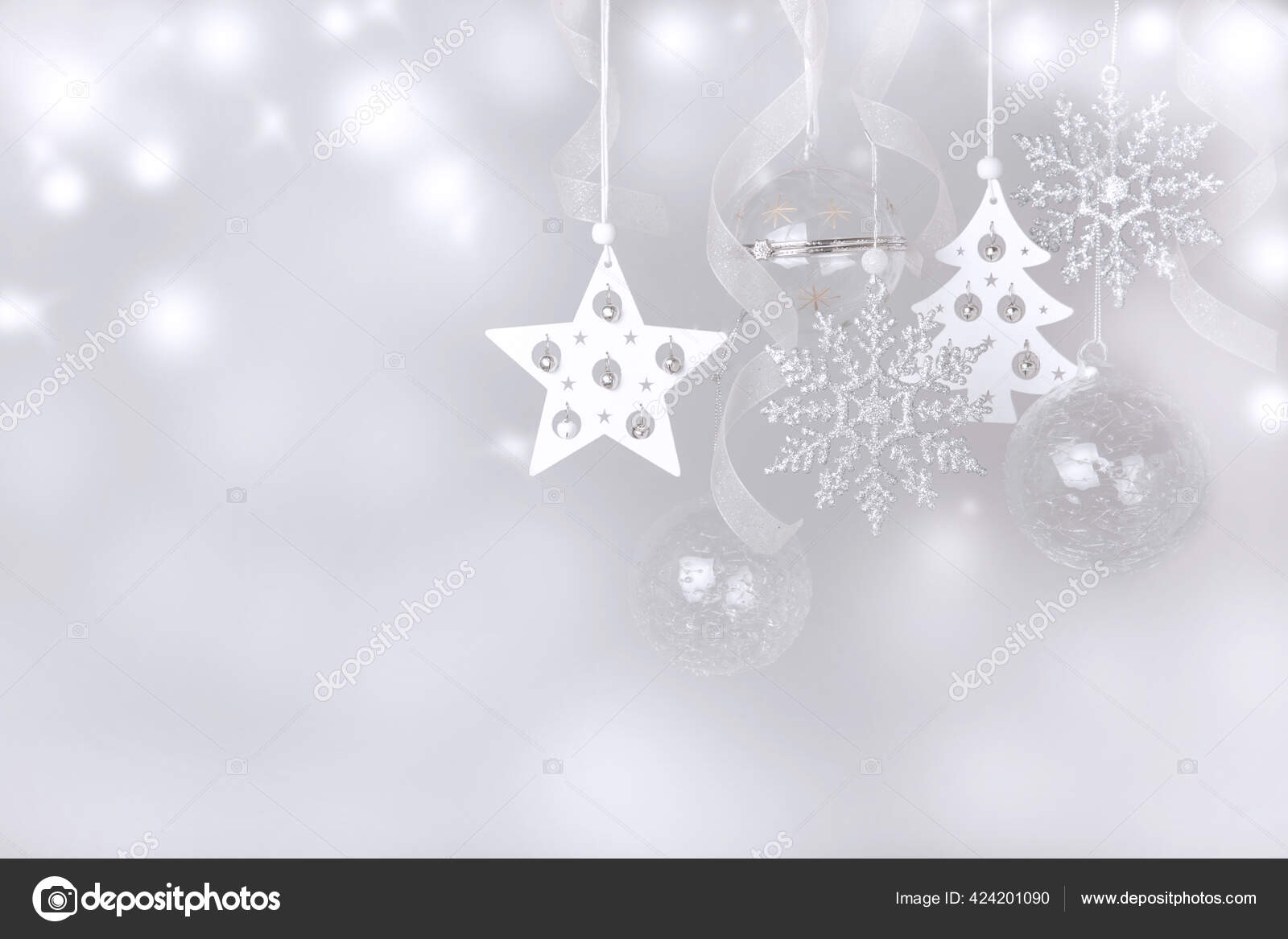 クリスマスの構図 白い背景にリボンとトウヒの枝 クリスマスツリー クリスマスピンクの装飾休日のボール ストック写真 C Olga18x27 424201090