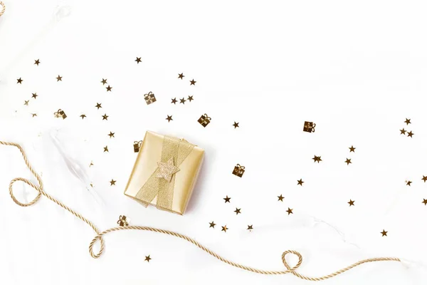 Σύνθεση καρέ Χριστουγέννων ή Πρωτοχρονιάς. Χριστουγεννιάτικες διακοσμήσεις σε χρυσά χρώματα σε λευκό φόντο με κενό χώρο αντιγραφής για κείμενο. — Φωτογραφία Αρχείου