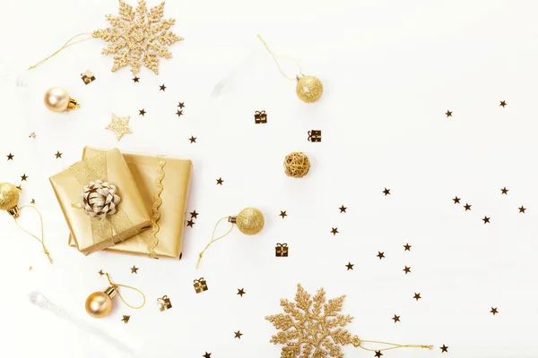 Navidad o composición de marco de año nuevo. decoraciones de navidad en colores dorados sobre fondo blanco con espacio de copia vacío para el texto. — Foto de Stock