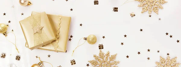 Σύνθεση καρέ Χριστουγέννων ή Πρωτοχρονιάς. Χριστουγεννιάτικες διακοσμήσεις σε χρυσά χρώματα σε λευκό φόντο με κενό χώρο αντιγραφής για κείμενο. — Φωτογραφία Αρχείου