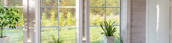 Helles Interieur, Zimmer in Holzhaus mit großem Fenster. Skandinavischer Stil. — Stockfoto