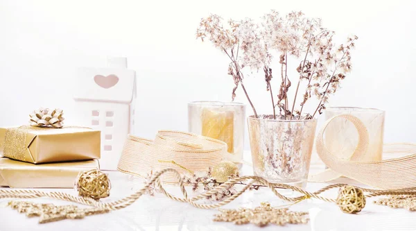 Fondo de Navidad de oro, spa o concepto de belleza. Velas de oro, regalos, cintas, plantas secas esponjosas — Foto de Stock