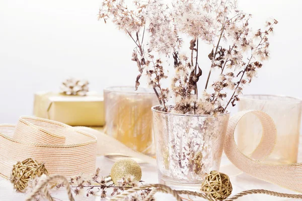 Fondo de Navidad de oro, spa o concepto de belleza. Velas de oro, regalos, cintas, plantas secas esponjosas — Foto de Stock