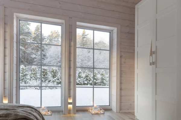 Helles Interieur, Zimmer in Holzhaus mit großem Fenster. Skandinavischer Stil. — Stockfoto