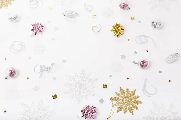 Composición navideña. Patrón rosa dorado creativo festivo, bola de Navidad decoración con cinta, copos de nieve sobre fondo blanco. — Foto de Stock