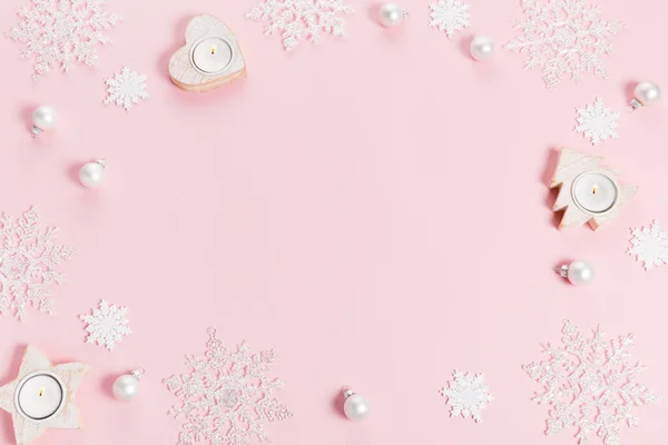 Χριστουγεννιάτικη σύνθεση. Εορταστική δημιουργική λευκό μοτίβο, Χριστούγεννα διακόσμηση μπάλα διακοπών με νιφάδες χιονιού σε ροζ φόντο. — Φωτογραφία Αρχείου