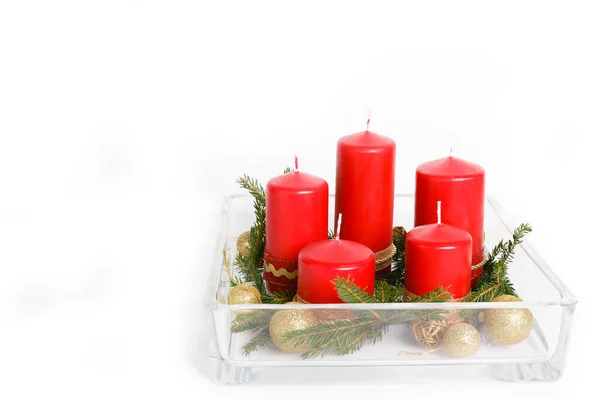 Bodegón con velas rojas, bolas de oro y cintas, ramas de abeto en cristalería sobre fondo blanco, velas de Navidad, velas de Adviento — Foto de Stock