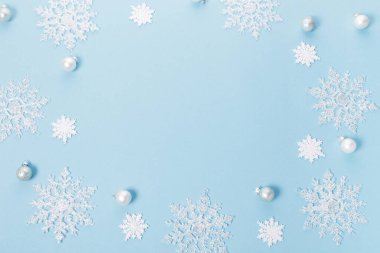 Mavi Noel kompozisyonu. Şenlikli yaratıcı beyaz desen, mavi arka planda kar taneleri olan xmas dekor tatil balosu.