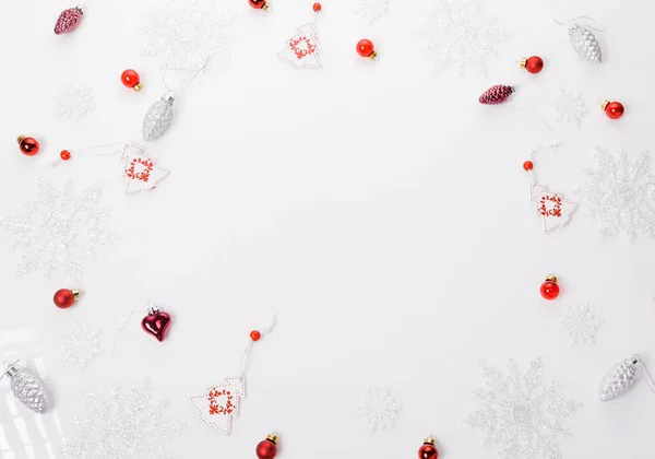 Composición navideña. Patrón rosa dorado creativo festivo, bola de Navidad decoración con cinta, copos de nieve sobre fondo blanco. — Foto de Stock