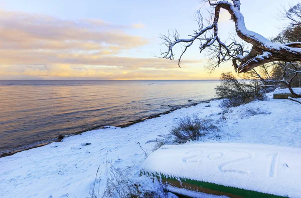 Costa do Mar Báltico no inverno, barco de pesca com uma inscrição na neve 2021. Feliz Ano Novo 2021 — Fotografia de Stock