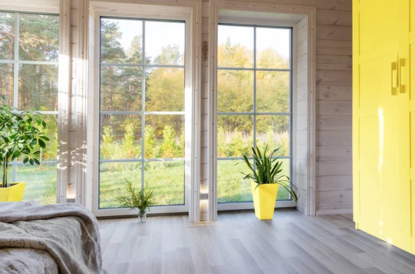 Helles Interieur, Zimmer in Holzhaus mit großem Fenster. Skandinavischer Stil. Die Trendfarben 2021 sind Grau und Gelb — Stockfoto