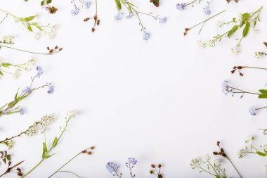 Bahar çiçekleri ve unutma beni, çiçek aranjmanı.