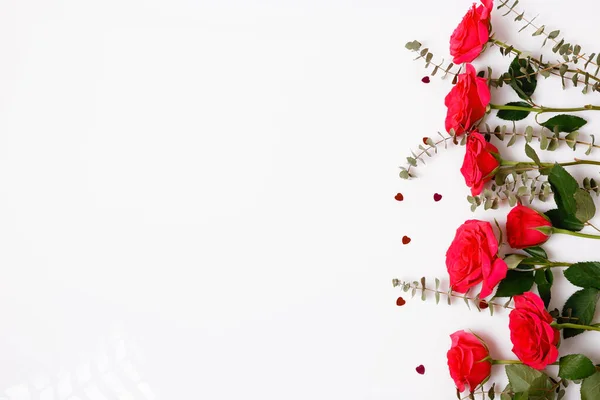 Composición de flores. Marco hecho de flores de rosa roja sobre fondo blanco. Plano, vista superior, espacio para copiar — Foto de Stock