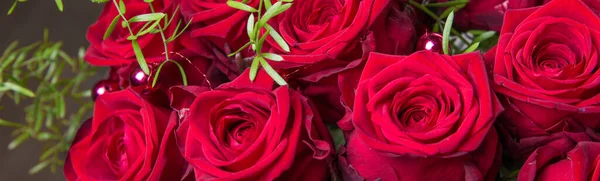 Роскошный букет из красных роз в цветочном магазине — стоковое фото